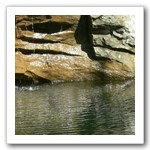 溪流沿途偶見小水池，泉水由石縫中滴下